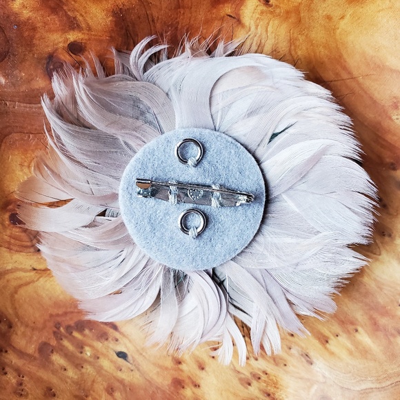 🎉💄TAKE IT SALE💋🥂Vintage Feather and Gem Brooch - Picture 3 of 3
